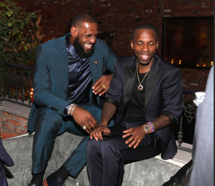 com, 詹姆斯穿上, 地在场边画 com, 詹姆斯穿上, 地在场边画