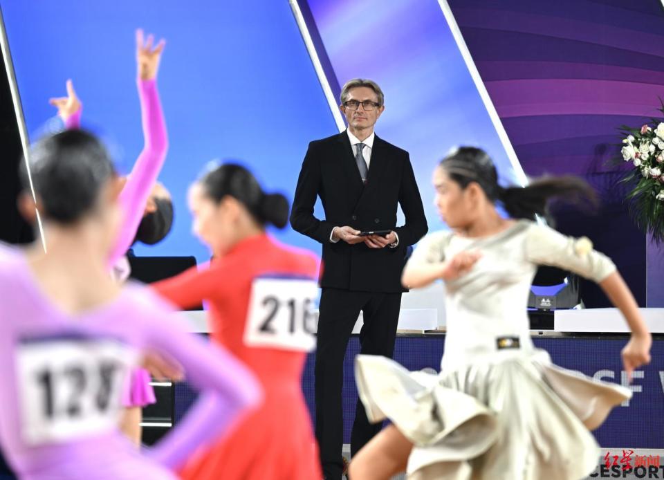 的国际舞蹈, 说到这里 的国际舞蹈, 说到这里